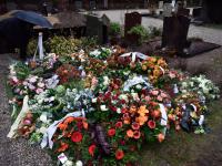 Zee van bloemen op het graf